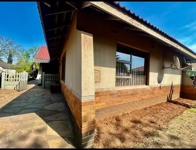 3 BEDROOM HOUSE FOR SALE IN VANDERBIJLPARK CE 2